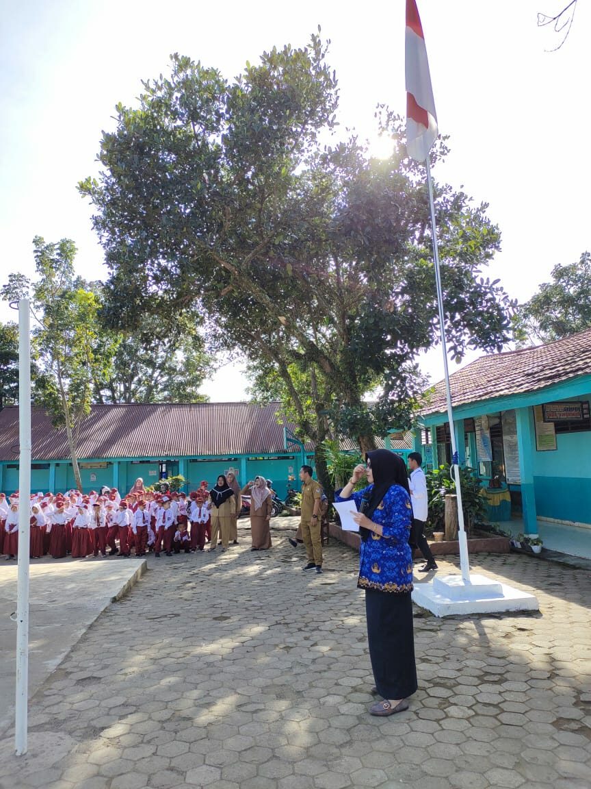 Pembina Upacara di SD Negeri 72 Kota Pagar Alam Pembina Upacara di SD Negeri 72 Kota Pagar Alam